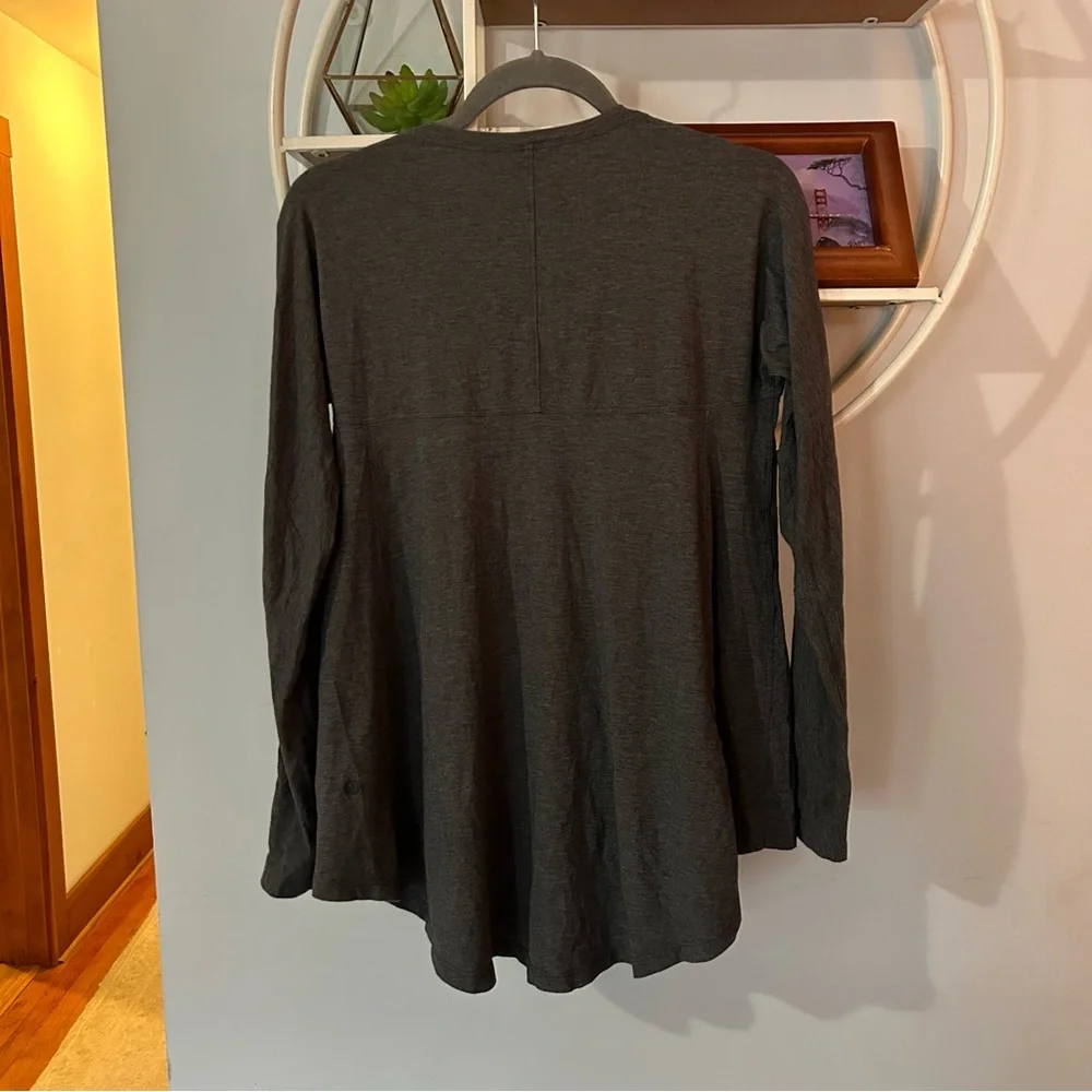Lululemon Women's 6 Gray Grey High Low Long Sleeve Flowey Gym Shirt Top - Picture 2 of 5